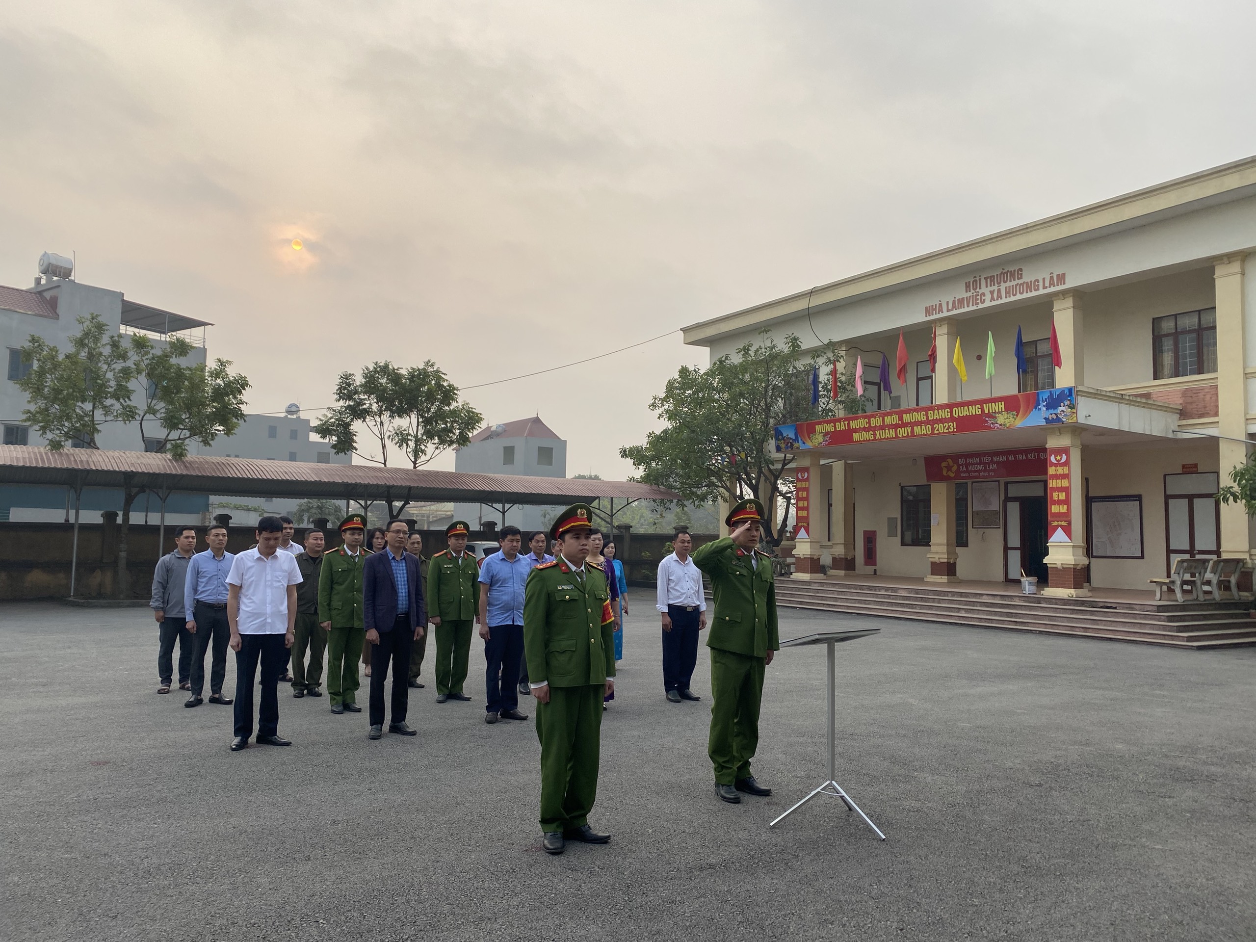 Đảng uỷ, HĐND, UBND, UBMTTQ xã Hương Lâm tổ chức buổi chào cờ đầu tuần